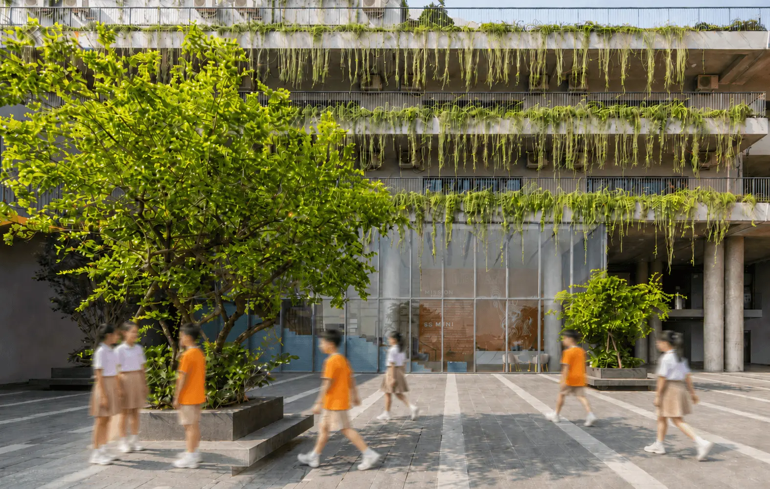 Nhóm học sinh tham gia hoạt động học tập trong lớp tại SBS