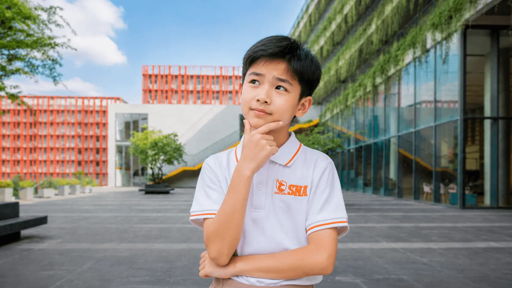 Học sinh trong không gian sân trường
